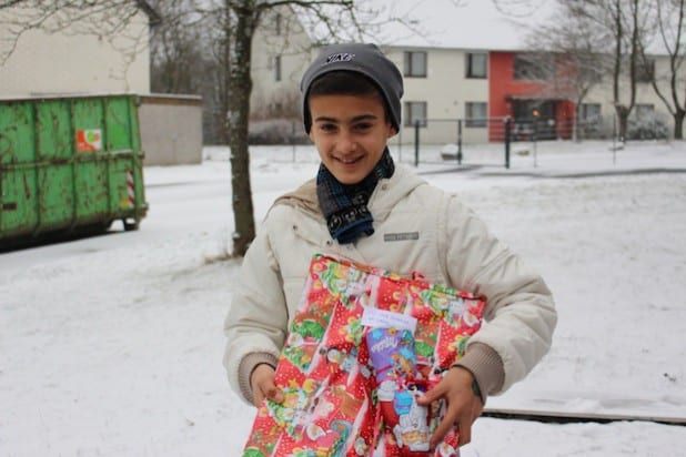Der 13-jährige Mateo kommt aus Albanien. In seiner Familie wird das Weihnachtsfest nicht gefeiert, „aber ich freue mich unglaublich über das Geschenk!“ - Foto: Kreis Siegen-Wittgenstein.