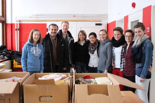 Gut gelaunt vor der Geschenkausgabe: Das Team der Kreisverwaltung Siegen-Wittgenstein mit (v.l.) Rahel Arlitt, Veli Aydin, Ingolf Jost, Yvonne Partmann, Ouafae Abdellaoui, Bianca Otterbach, Melina Theiß, Jana-Lena Kucharske und Jana-Michelle Gail - Foto: Kreis Siegen-Wittgenstein.