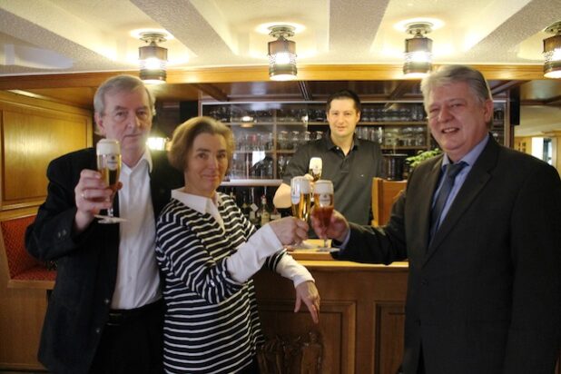 Stoßen auf die langjährige Zusammenarbeit an (v.l.n.r.): Bernd Stahl mit seiner Frau Bernadette sowie Sohn Thomas Stahl und Axel Brinkmann von der Krombacher Brauerei (Foto: Krombacher Brauerei).