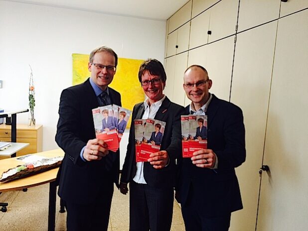 Verbraucherberatung in der Nähe ist wichtig. Bürgermeister Michalzik (l.) möchte mit Leiterin Petra Becker und Berater Holger Okken von der Verbraucherzentrale in Soest das Angebot auch in Wickede (Ruhr) bekannter machen - Foto: Gemeinde Wickede (Ruhr).