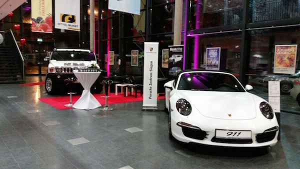 Edle Karossen vom Porsche Zentrum Siegerland. Ablenkung für die Männer, wenn die Frauen sich ungestört um ihr Brautkleid kümmern wollen ...