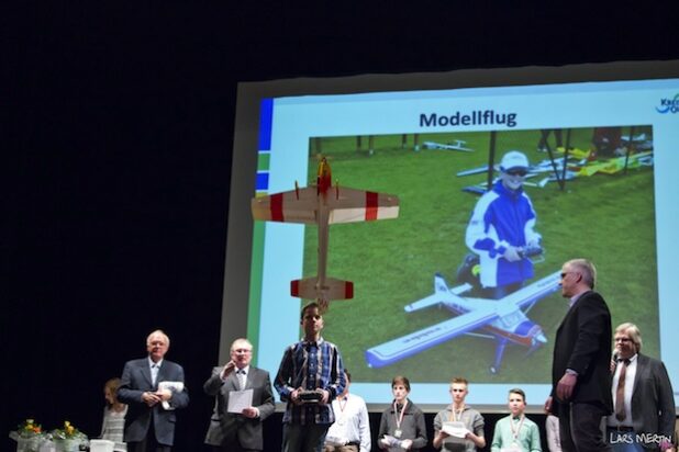 Demonstration des Modellflugsports durch Sören Linde bei der Sportlerehrung im vergangenen Jahr (Foto: Kreis Olpe/Lars Mertin).