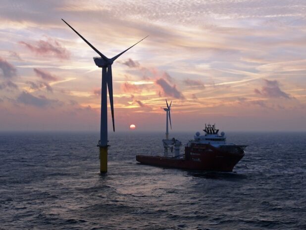 Das Errichterschiff Aker Wayfarer beim Einsatz im Windpark Borkum (Quelle: Robert Ferdinand/Trianel).