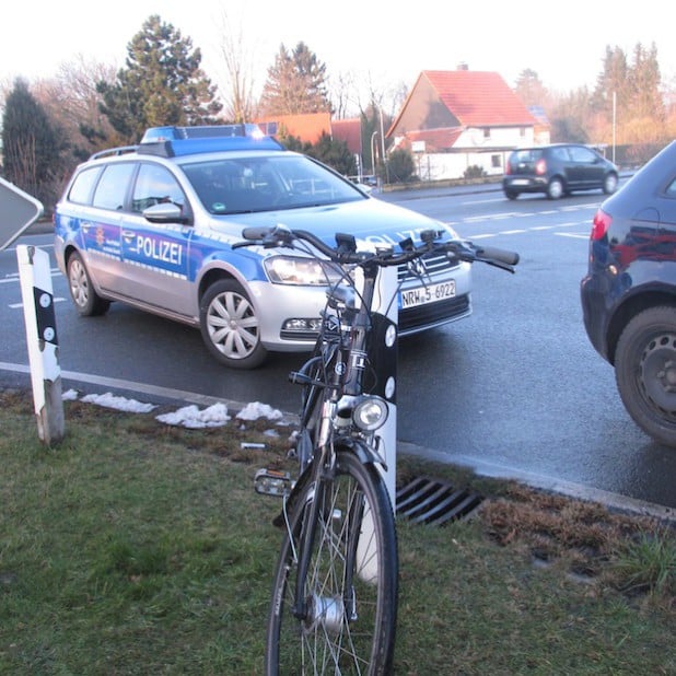Durch die Berührung mit dem Pkw stürzte der Radfahrer und verletzte sich (Foto: Kreispolizeibehörde Soest).
