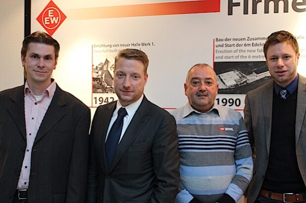 Haben für mehrere hundert Mitarbeiter eine Sorgen-Hotline eingerichtet (von links): Sebastian Schreiber, Beauftragter für Qualitäts- und Gesundheitsmanagement Diakonie Sozialdienste, Christoph Schorge, Geschäftsführer Erndtebrücker Eisenwerk, Rüdiger Mettbach, Betriebsratsvorsitzender Erndtebrücker Eisenwerk, Daniel Imhäuser, Geschäftsführer Diakonie Sozialdienste - Foto: Diakonie in Südwestfalen gGmbH.