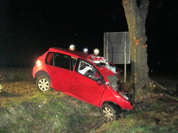 Das Fahrzeug wurde bei dem Unfall im Frontbereich vollständig zerstört (Foto: Kreispolizeibehörde Soest).