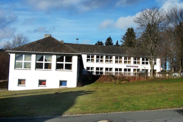 Im Sommer 2014 wurde die frühere Anne-Frank-Schule geschlossen. Die Gemeinde Bestwig möchte nun gemeinsam mit Interessierten neue Perspektiven für das Areal entwickeln (Foto: Gemeinde Bestwig).