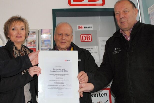 Freude über das Bahn-Zertifikat (v.r.): Hans-Jürgen Mansfeld, Leonhard Benk und Martina Kraft (Foto: Stadt Olsberg).