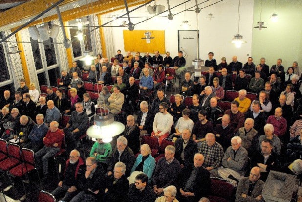 Rund 150 Interessierte waren ins Haus des Gastes zum Info-Abend rund um die Weiterent-wicklung der Innenstadt gekommen (Foto: Stadt Olsberg).