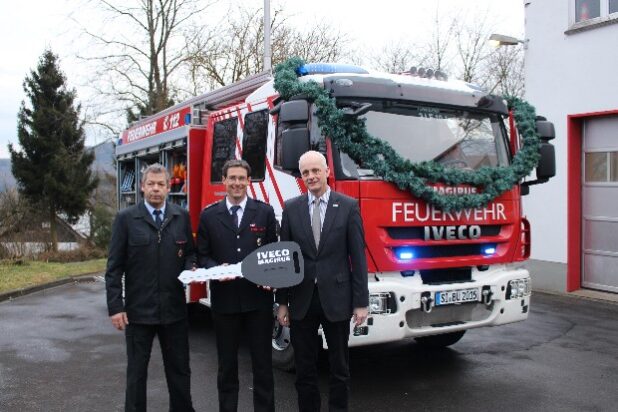 Ein neues Löschfahrzeug wurde von Bürgermeister Christoph Ewers (re.) an den Löschzug Holzhausen übergeben (Foto: Gemeinde Burbach).