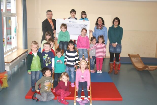 Die DRK-Kindertageseinrichtung Winterberg hat 150 Euro bei der Auslosung der Einrichtungen, die das Mike-Sportabzeichen erturnen, gewonnen. Michael Wirtz, Niederlassungsleiter der Volksbank Bigge-Lenne in Winterberg (l.), und Christina Brixner vom Kreissportbund (r.) überreichten den Scheck (Foto: Volksbank Bigge-Lenne).