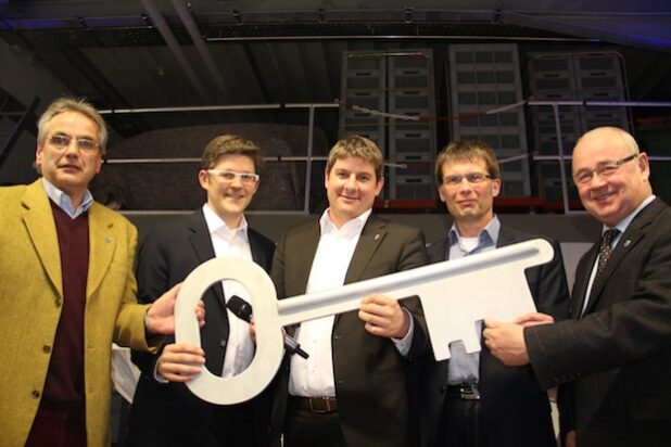 Gesekes Bürgermeister Dr. Remco van der Velden (M.) und Bauhof-Leiter Ludger Lehmenkühler (4.v.l.) erhielten aus den Händen von Architekt Tassilo Nolte (2.v.l.) den symbolischen Schlüssel für den neuen Bauhof an der Siemensstraße. Im Rahmen eines Festaktes wurde der Gebäudekomplex am Donnerstagabend offiziell seiner Bestimmung übergeben. Bei dem Festakt mit dabei waren neben 260 geladenen Gästen auch Bauplanungsleiter Udo Heinrich (l.) und der ehemalige Bauausschuss-Vorsitzende Robert Henneken (r.). Für dieses Jahr ist auch noch ein Tag der offenen Tür geplant, in dessen Rahmen alle interessierten Bürgerinnen und Bürger einen Blick hinter die Kulissen des neuen Bauhofes werfen können (Foto: Stadt Geseke).