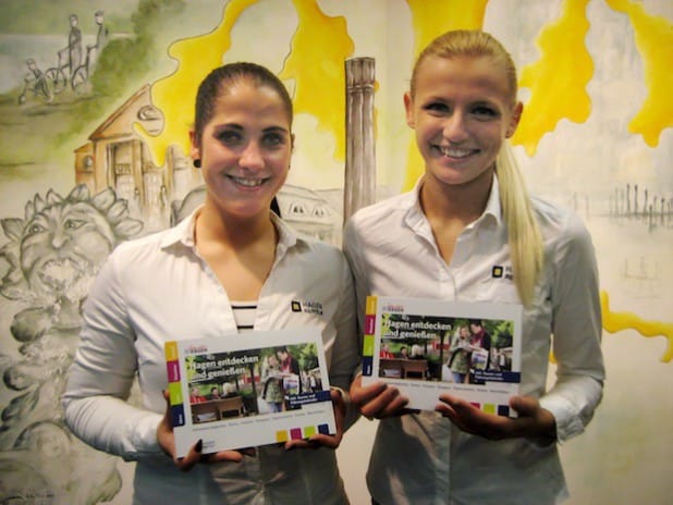 Auf dem Foto sind die beiden Mitarbeiterinnen der HAGENinfo mit der neuen Broschüre zu sehen (Foto: HAGENagentur).