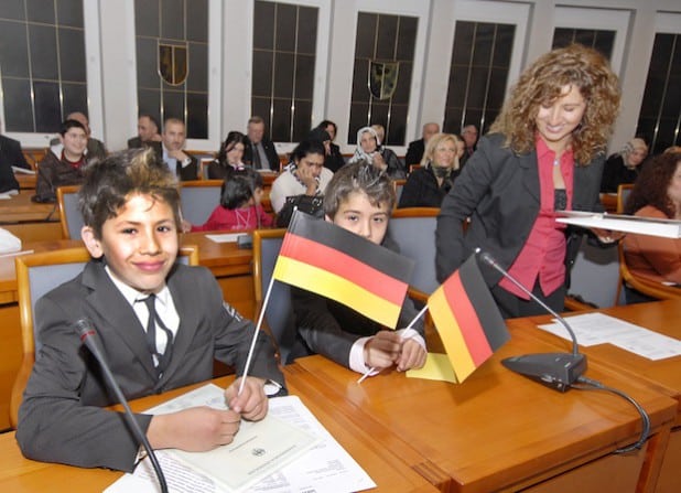 Zum ersten Mal veranstaltete der Kreis Soest am 1. Dezember 2009 eine Einbürgerungsfeier. Diese beiden jungen Neubürger zeigten sofort „Flagge“, als sie die Urkunde erhalten hatten (Foto: Wilhelm Müschenborn/Kreis Soest).