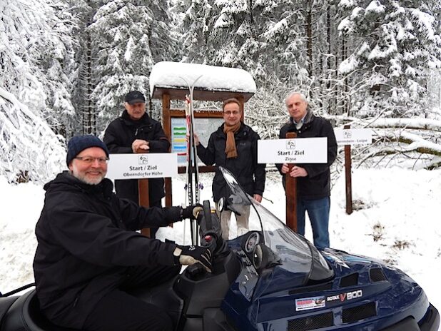 Im Vordergrund: Werner Krönert, SGV Zinse. Von hinten links: Alfred Gajewski, SGV Hilchenbach, Hilchenbachs Bürgermeister Hans-Peter Hasenstab und Erndtebrücks Beigeordneter Thomas Müsse (Foto: Stadt Hilchenbach).