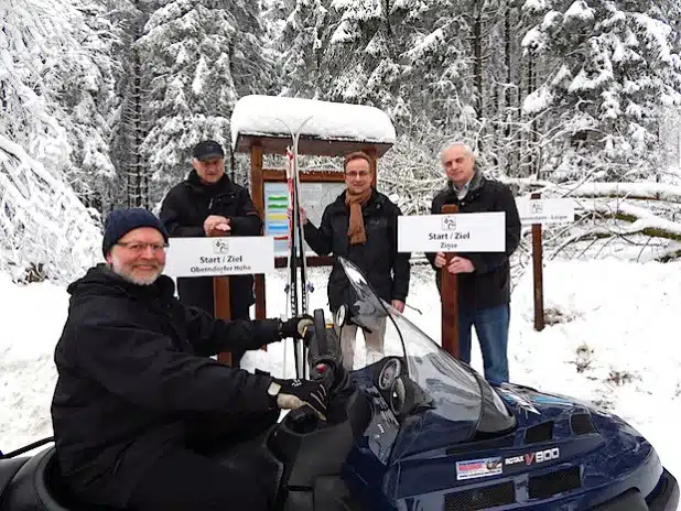 Im Vordergrund: Werner Krönert, SGV Zinse. Von hinten links: Alfred Gajewski, SGV Hilchenbach, Hilchenbachs Bürgermeister Hans-Peter Hasenstab und Erndtebrücks Beigeordneter Thomas Müsse (Foto: Stadt Hilchenbach).