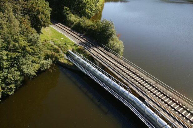 Der Biggerandkanal führt parallel zur Eisenbahnstrecke über das Olper Vorbecken. Die Tragkonstruktion der Rohrbrücke wird in den nächsten Wochen saniert (Foto: Ruhrverband).