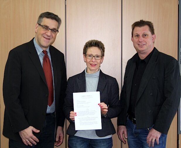 Von links nach rechts: Eckhard Göbel (Schulleiter Gymnasium Netphen), Heike Büdenbender (Bereichsleiterin Soziales und Schulen der Stadt Netphen) und Matthias Merzhäuser (Leiter Musikschule Netphen) - Foto: Stadt Netphen.