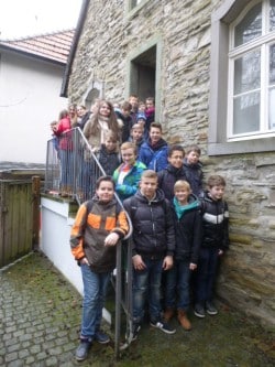 Die Klasse 7d der Realschule Hemberg beim Besuch des Funkhauses des Fördervereins Lokalfunk e.V. (Foto: Stadt Iserlohn).