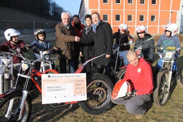 Auf dem Foto von links: Wilfried Horn (1. Vorsitzender des Vereins), Petra Hocks-Rabe (Geschäftsführerin), Markus Kaiser (2. Vorsitzender und Leiter des Trial-Projektes) und Thorsten Irmer (Sparkasse Hagen) - Foto: Sparkasse Hagen.