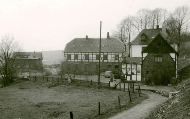 Das Foto zeigt den Firmenkomplex Jost in der Calle in den Gebäuden einer ehemaligen Papiermühle, um 1950 (Foto: Stadtarchiv Iserlohn).