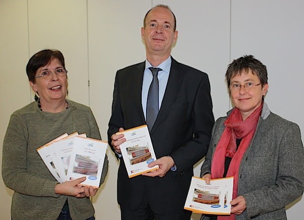 Präsentierten die neuen Broschüren zum HSU (von links): Pilar Calero-Westermeier vom KI, Kreisdirektor Theo Melcher und Susanne Spornhauer vom Regionalen Bildungsnetzwerk (Foto: Kreis Olpe).