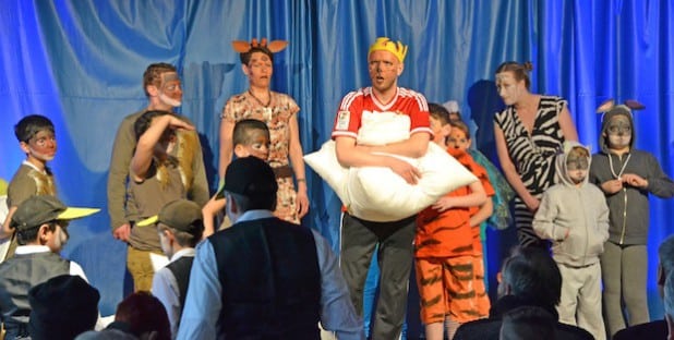 Eltern, Lehrer und Kinder der Regenbogenschule Hemer führten ein Theaterstück auf (Foto: Beatrix Naujoks/Märkischer Kreis).