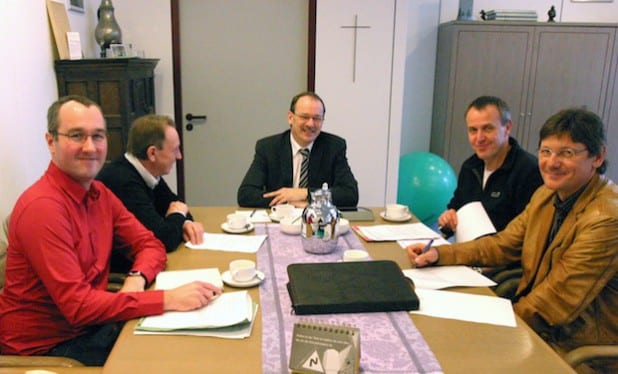 Von links: die Partnerschaftsbeauftragten Ulf Wenthe (MK) und Dieter Jagode (EE), Landrat Thomas Gemke, und die Kulturchefs Detlef Krüger (MK) und Andreas Pöschel (EE) - Foto: Märkischer Kreis.