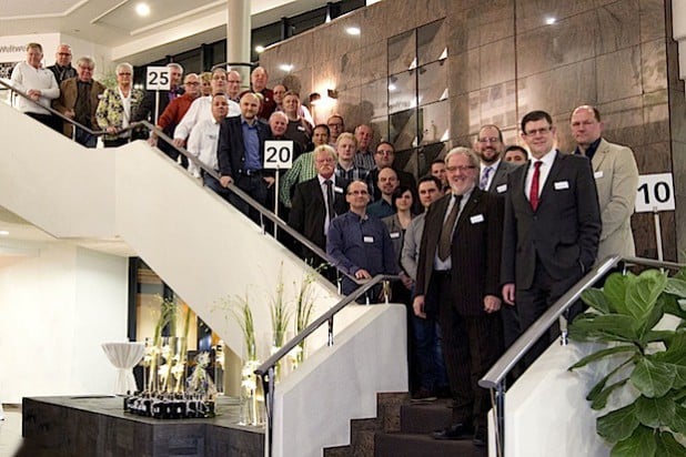 Treue zum Unternehmen: Zahlreiche Mitarbeiterinnen und Mitarbeiter wurden in Meiste für langjährige Betriebszugehörigkeit geehrt (Bild: MeisterWerke Schulte GmbH).