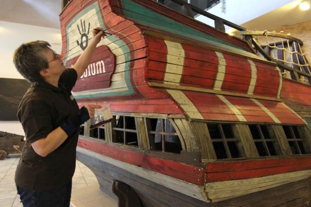 Besonders viel Mühe haben sich Museumsleiterin Dr. Corinna Nauck und ihr Team mit den beiden Schiffsmodellen gegeben, die in der Ausstellung zu sehen sind - Foto: Gemeinde Wilnsdorf