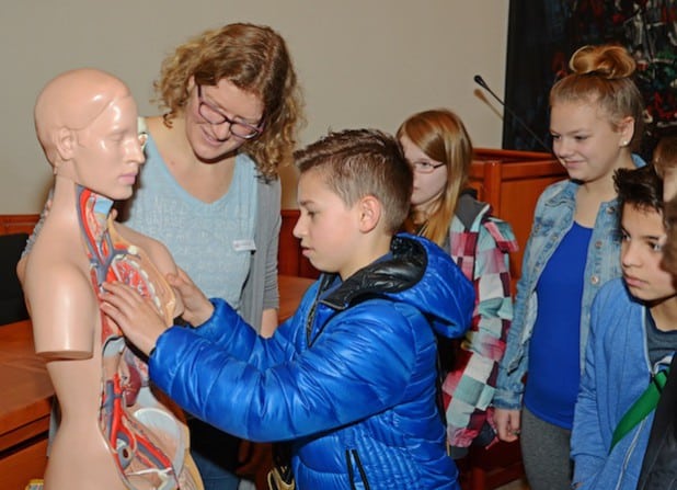 Unter Anleitung von Dr. Christine Stolk setzte der 11-jährige Leandro Mehinagic aus Soest der Anatomie-Puppe das Herz ein (Foto: Judith Wedderwille/Kreis Soest).