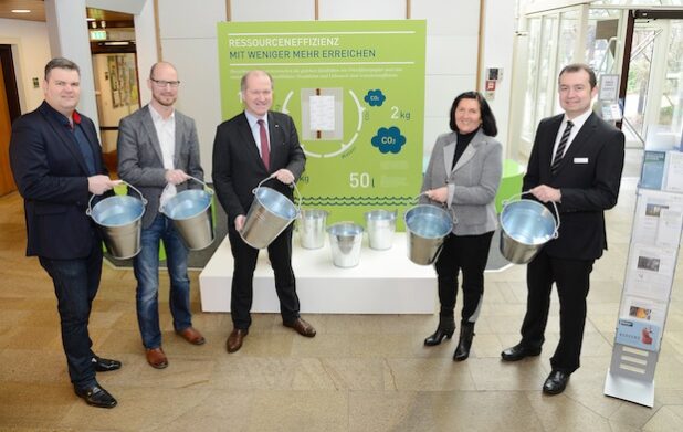 Landrätin Eva Irrgang (2.v.r.), Dr. Peter Jahns, Leiter der Effizienz-Agentur NRW (3.v.l.), sowie Volker Ruff, Geschäftsführer der Wirtschaftsförderung Kreis Soest eröffneten gemeinsam die Ausstellung "Ressourceneffizienz - es steckt mehr dahinter" im Foyer des Soester Kreishauses. Mit dabei waren außerdem Frank Hockelmann (r.), Klimaschutzbeauftragter des Kreises Soest, und Ekkehard Wiechel (l.), Effizienz Agentur NRW, Regionalbüro Werl. Es ist die erste Station dieser von der Energie Agentur NRW konzipierten Ausstellung (Foto: Thomas Weinstock/Kreis Soest).