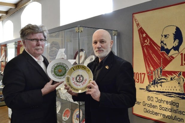 Museumsleiter Gerd Schäfer (l.) und Peter Baum bei der Präsentation der Ausstellung "Jubiläums- und Gedenkteller der DDR" (Foto: Stadt Iserlohn).
