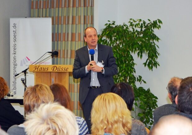 Professor Dr. Rolf Werning vom Institut für Sonderpädagogik an der Uni Hannover zog mit seinen zugespitzten Thesen zur inklusiven Schulentwicklung seine Zuhörer während der Fachtagung auf Haus Düsse in seinen Bann (Foto: Anja Besse/Kreis Soest).