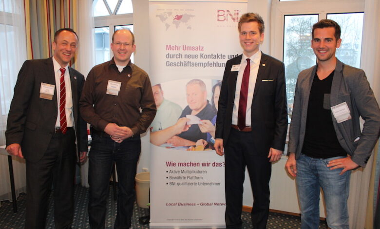 Foto (vlnr): Wolfram Jung (Schatzmeister) - Marco Stamm (Mitgliederkoordinator) - Benedikt Grütz (BNI Regionaldirektor) und Robin Heintze (Chapterdirector) freuten sich über einen erfolgreichen Start beim BNI Olpe.