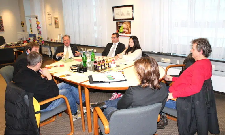 Foto: SüWeNa Schülerpraktikantin Maria Özmen besuchte die Pressekonferenz im Lüdenscheider Rathaus und stellte Fragen zu den geplanten Berufsfelderkundungen