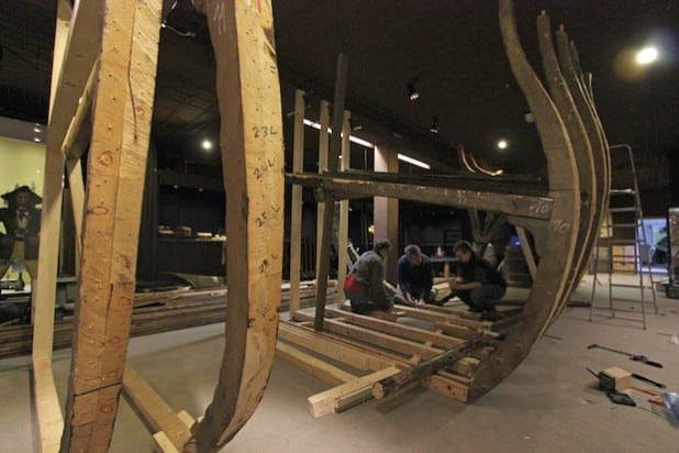 Das über 500 Teile umfassende „3D-Puzzle“ eines Piratenschiffs entwickelt sich langsam zu einer der Hauptattraktionen der neuen Sonderausstellung im Museum Wilnsdorf (Foto: Gemeinde Wilnsdorf).