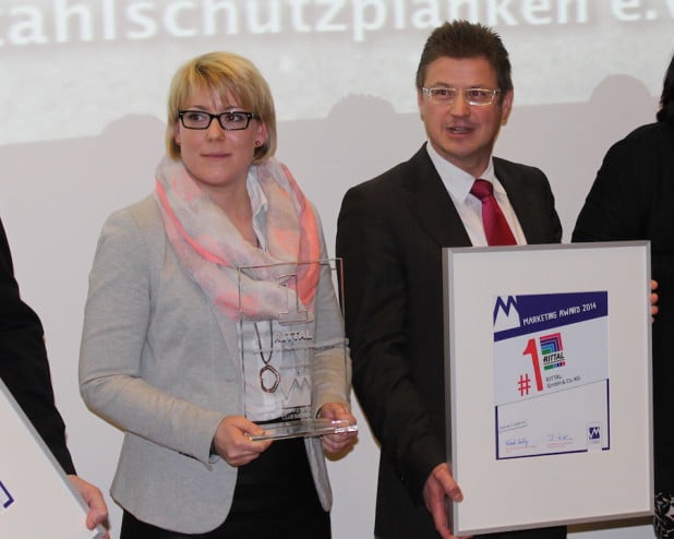 Martin Kandziora und eine Kollegin von Rittal freuten sich über den ersten Preis beim Marketing Award 2014 vom Marketing-Club Siegen.
