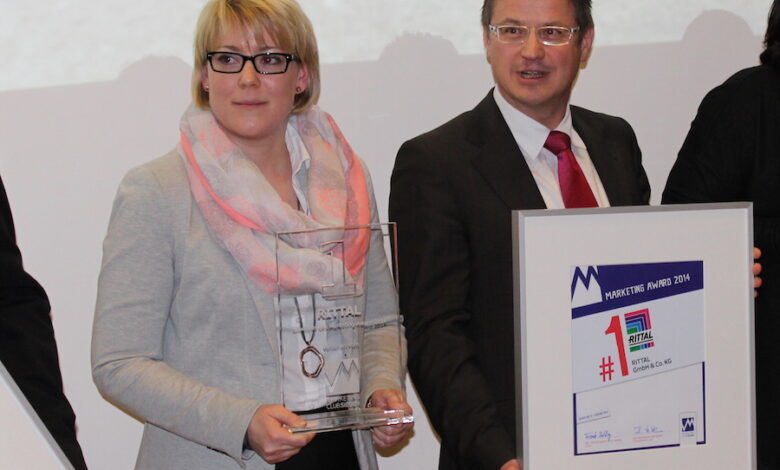 Martin Kandziora und eine Kollegin von Rittal freuten sich über den ersten Preis beim Marketing Award 2014 vom Marketing-Club Siegen.