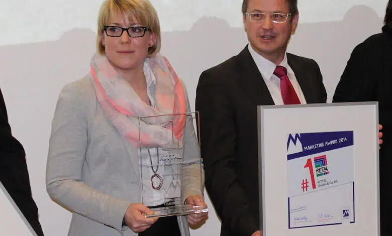 Martin Kandziora und eine Kollegin von Rittal freuten sich über den ersten Preis beim Marketing Award 2014 vom Marketing-Club Siegen.