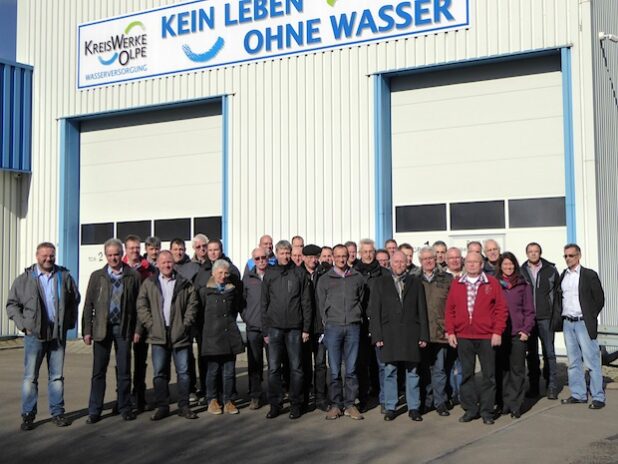 Die Teilnehmer der Veranstaltung vor dem KWO-Gebäude auf dem Erbscheid (Foto: Kreis Olpe).