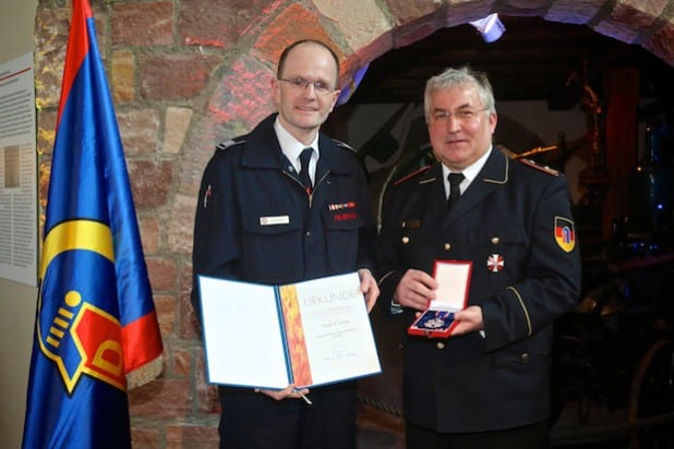 Projekt-Initiator Stadtbrandinspektor Peter Krämer mit dem Vizepräsidenten des Deutschen Feuerwehrverbandes, Hermann Schreck, nach der Verleihung (Foto: DFV).