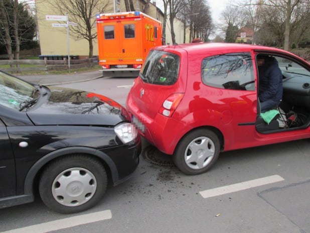 Drei Fahrzeuge waren in den Unfall verwickelt (Foto: Kreispolizeibehörde Soest).