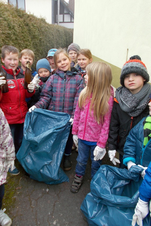 „Meschede räumt auf“ - die Jungen und Mädchen des Städtischen Kindergartens Wallen haben mitgemacht (Foto: Städtischer Kindergarten Wallen).