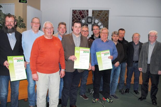 Dialog: Bürgermeister Wolfgang Fischer und die Ortsvorsteher, denen er auch die Teilnah-meurkunden für den Dorfwettbewerb „Unser Dorf hat Zukunft“ überreichte (Foto: Stadt Olsberg).