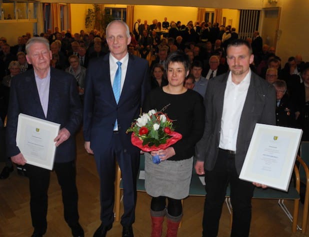 Hans-Heinrich Freund (l.) und Kai Langenbach (r.) mit Ehefrau Anna Lena wurden von Bürgermeister Christoph Ewers (2 v.l.) für ihr ehrenamtliche Engagement ausgezeichnet. Es fehlt Hans-Peter Ginsberg (Foto: Gemeinde Burbach).