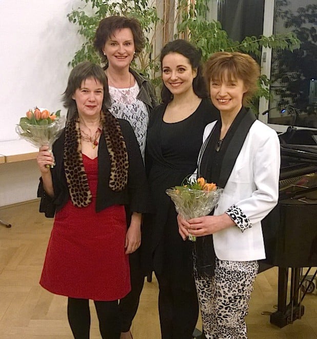 Kerstin Stahl (2.v.l.) hatte Petra Kalkutschke (l.), Ainoa Padrón und Kornelia Reinke mit dem Programm „Manche Frauen glüh'n“ zum Internationalen Frauentag in das Burbacher Bürgerhaus eingeladen - Foto: Gemeinde Burbach.