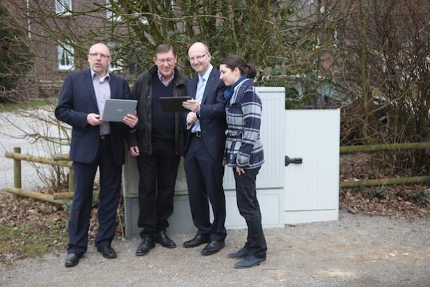 Tilo Deckert (TKG), Walter Liefländer, Bürgermeister Michael Esken und Wirtschaftsförderin Kirsten Staubach freuen sich über schnelle Daten in Landhausen (Foto: Stadt Hemer).