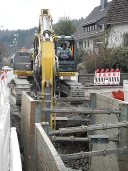 Mit großem Gerät wird derzeit in Niederdresselndorf auch an der Kanalisation gearbeitet, die im Zuge der Erneuerung der Ortsdurchfahrt ebenfalls saniert wird (Foto: Gemeinde Burbach).