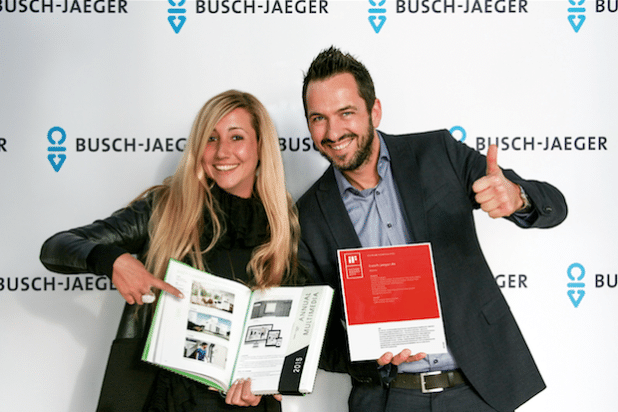 Isabel Eich (Kommunikation Crossmedia – Onlinemarketing) und Mirko Simon (Leitung Kommunikation Crossmedia) freuen sich über den Annual Multimedia Award und den iF Design Award (Foto: Busch-Jaeger).